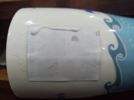 Photo Transfer Using White Glue - apply a small amount of glue over the photo