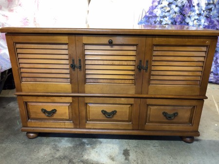Value of a Lane Cedar Chest   - front of chest with faux louvered doors and drawers