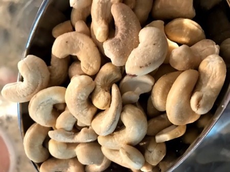 cashews in scoup