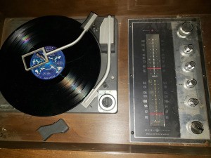 Value of a Vintage GE Console Stereo System - turntable and radio inside the unit