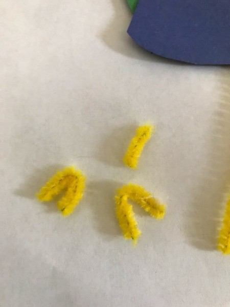 Peacock Popsicle Stick Puppet - pipe cleaner pieces for the feet