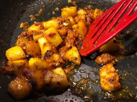 cooking chorizo, apple & garlic