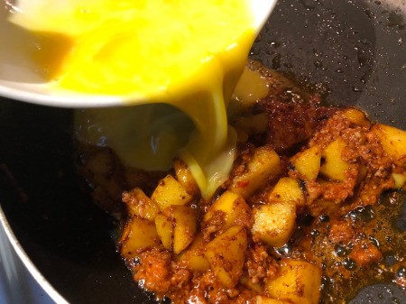 adding scrambled egg to Chorizo and Apple