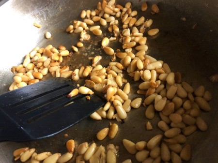 toasting Pinenut & Garlic in pan