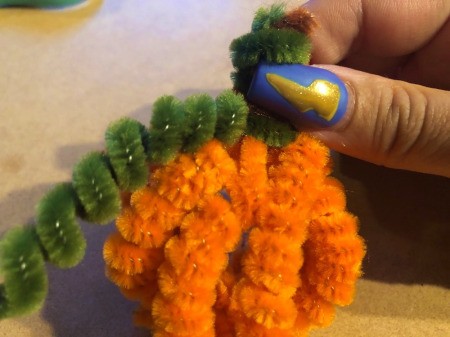 Pipe Cleaner Pumpkin Craft -wrap one end of green twist around the an orange coil, hang off to the side, can be cut to create two vines