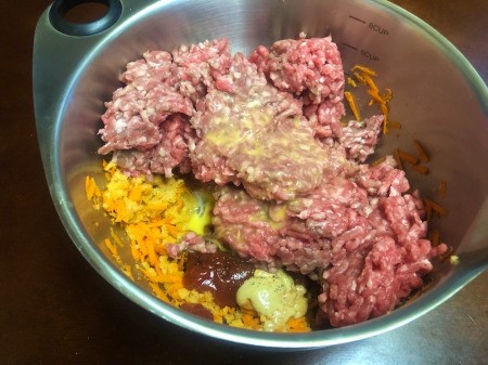 adding egg & meat to bread crumbs