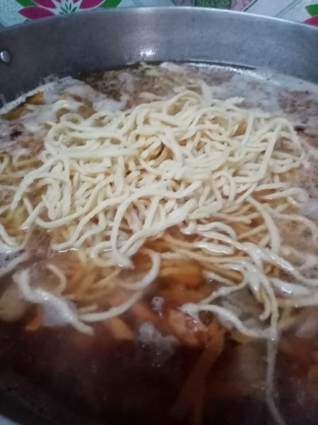 adding noodles to veggies & broth