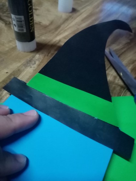 Halloween Hand Puppet - you can add a green hat band using a strip of paper