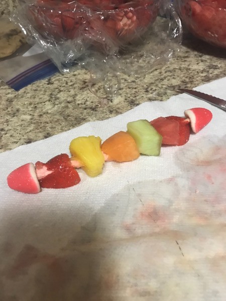 Fruit om pink skewers