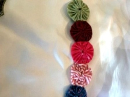 Making a Yo-Yo Pillow - row of complete yo-yos