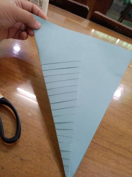 Paper Fish - stop cutting leaving a space 2 1/2 inches from the edge