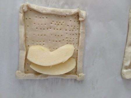 apple slices in puff pastry