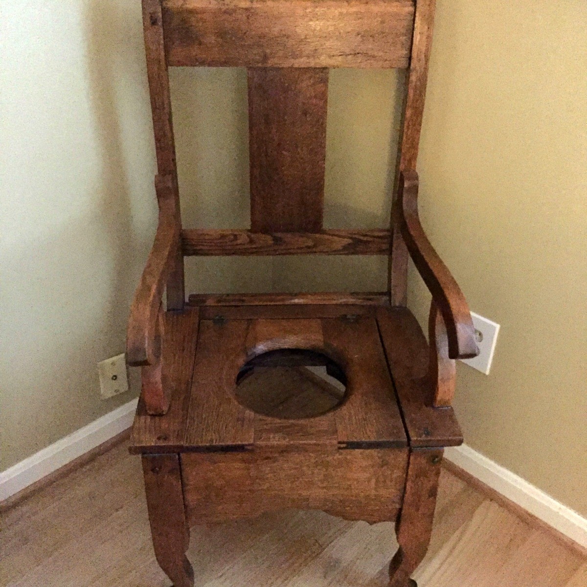 Old fashioned potty chair best sale with tray