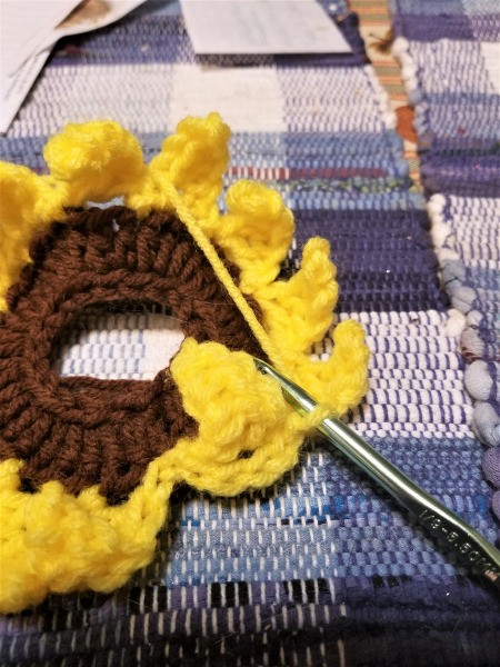 Sunflower Photo Frame - creating a base chain behind the petals