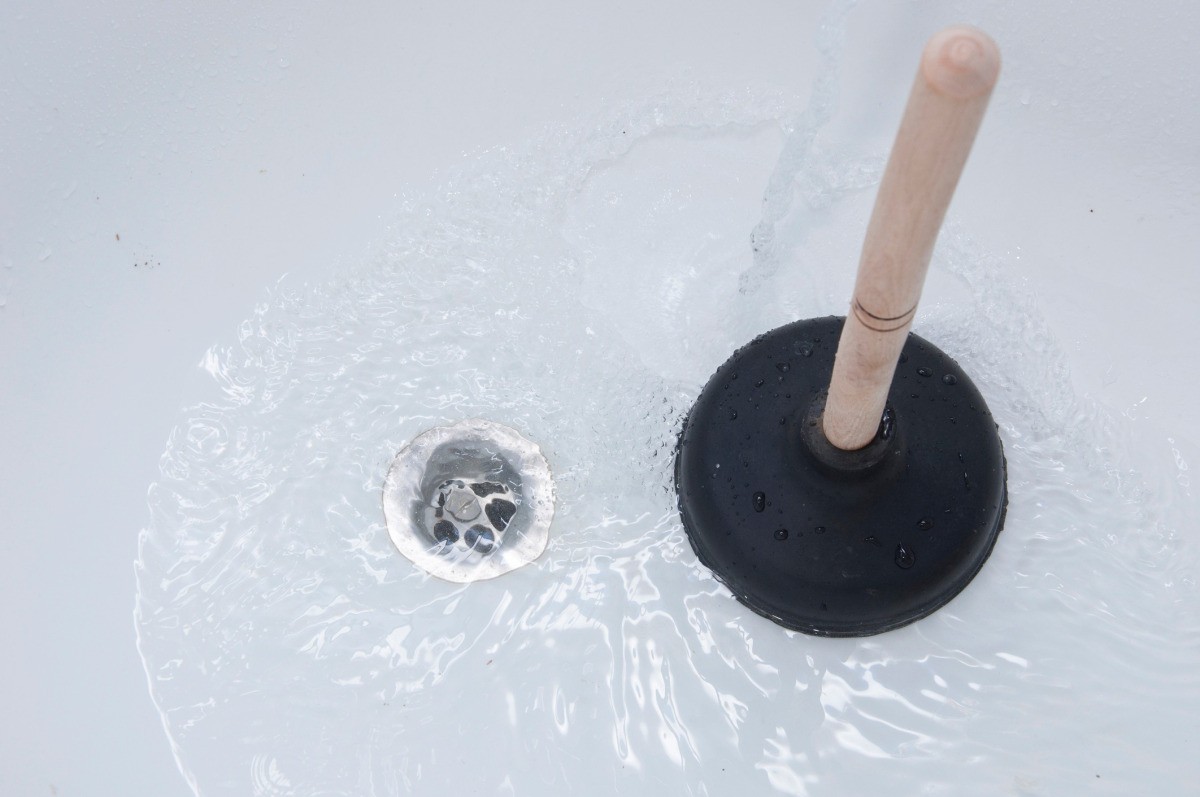 Clearing A Clogged Bathtub Drain, Unclog Bathtub Drain With Plunger