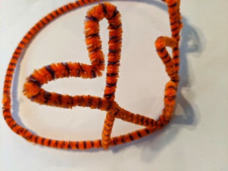 How to Make A Pipe Cleaner Crown - heart