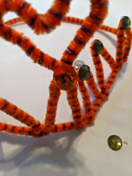 How to Make A Pipe Cleaner Crown - heart atop a triangle