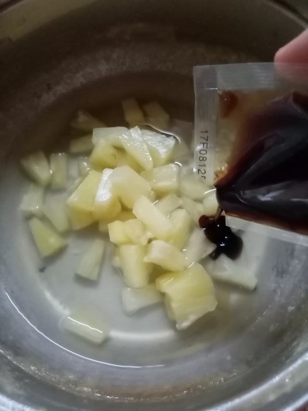 mixing caramel with pineapple chunks