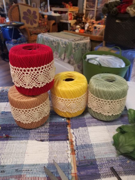 Crochet Thread Spool Pumpkins - lace wrapped around the 4 spools