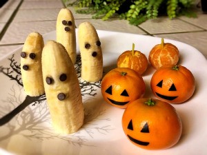 Making a Halloween Fruit Display - plate of decorated fruit