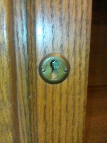 Identifying a Vintage Curio Cabinet