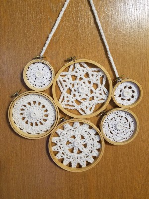 Embroidery Hoop Doily Wall Decoration - glue on the buttons and then arrange the hoops in a pleasing way and glue, add a chained hanger