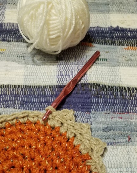 Punky Pie Hot Pad Wall Hanging - join tan and begin crust, here with foundation row and then scallops