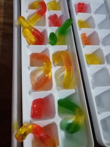 Worm Ice Cubes - arrange gummy worms in ice cube trays