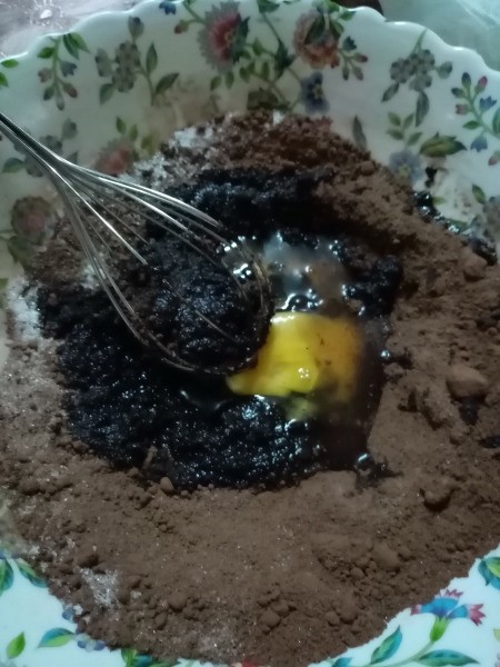 adding egg to cocoa mixture