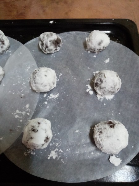 choco Crinkles balls on baking paper
