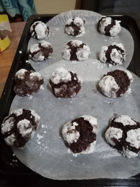 choco crinkles balls on baking sheet