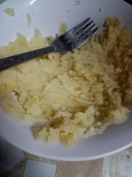 mashed potatoes with fork