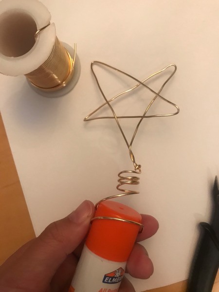 DIY Wire Star Christmas Tree Topper - now wrap around a glue stick container