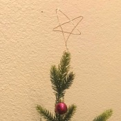 DIY Wire Star Christmas Tree Topper - wire topper on a small table top tree