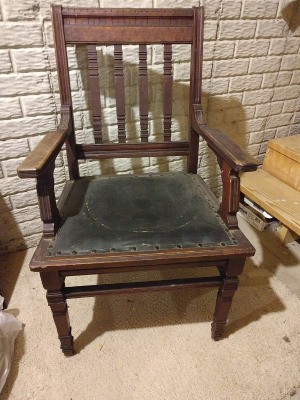 Identifying Antique Chairs - old arm chair with decorative routing, and a leather(?) seat