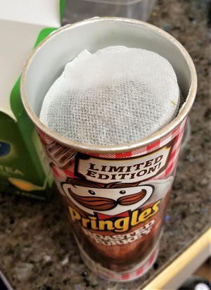 Round tea bags stored inside a Pringles container.