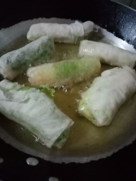 cooking Leafy Cheese Rolls in oil