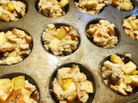 filling muffin tin with bread & apples