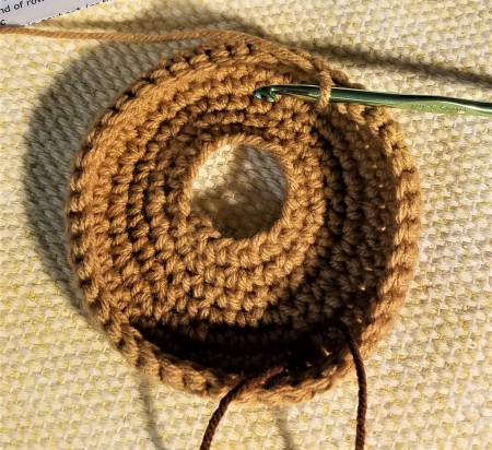 Crocheted Donut Pincushion - making rows 4 and 5 and beyond