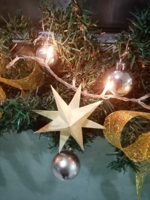 3D Paper Star Ornament - star hanging on the tree