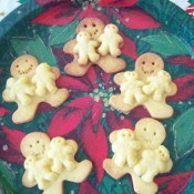 Gingerbread cookies with small "babies".