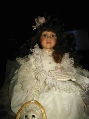Identifying a Geppeddo Doll - dark haired doll wearing a white lace trimmed dress