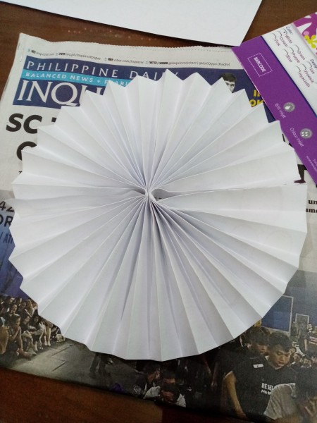 Wiggly Paper Snowman - and glue together to make a circle