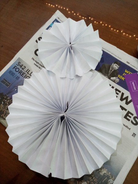 Wiggly Paper Snowman - stick them together, with the small circle overlapping the larger one