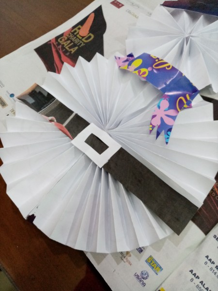 Wiggly Paper Snowman - add a belt