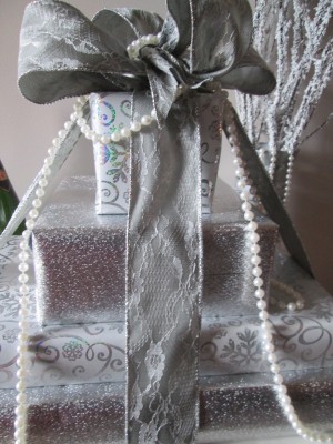 A gift box wedding table display.