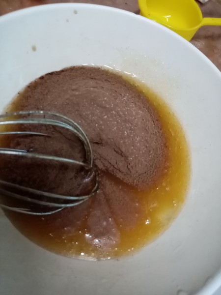 mixing egg, sugar & vanilla in bowl