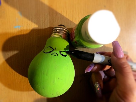 Light Bulb Grinch Ornament - paint bulb green and use a Sharpie to draw eyes