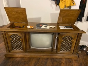 Repairing a Vintage Magnavox TV - console TV