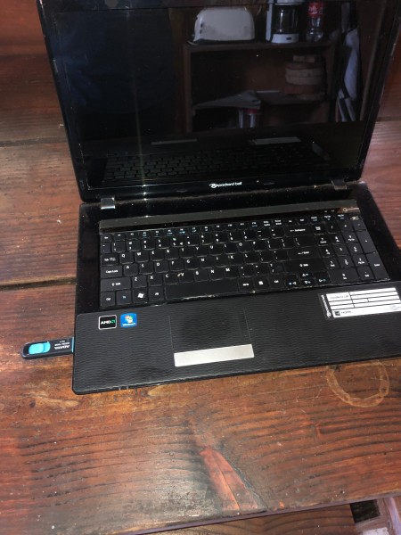 Replacing Your Laptop Hard Drive - flash drive inserted in the USB port